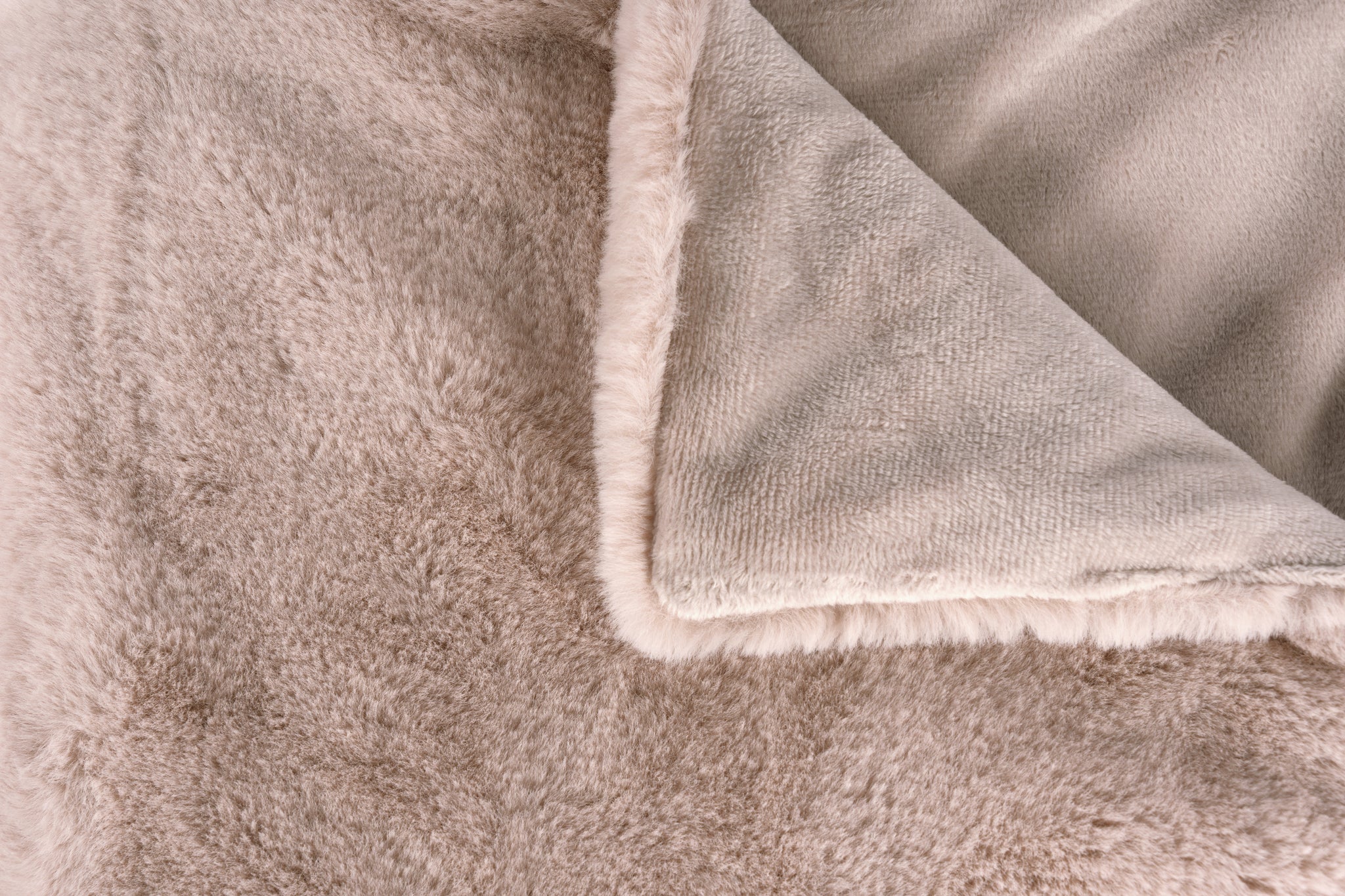 Aimee pillow and blanket set – 2-piece in taupe