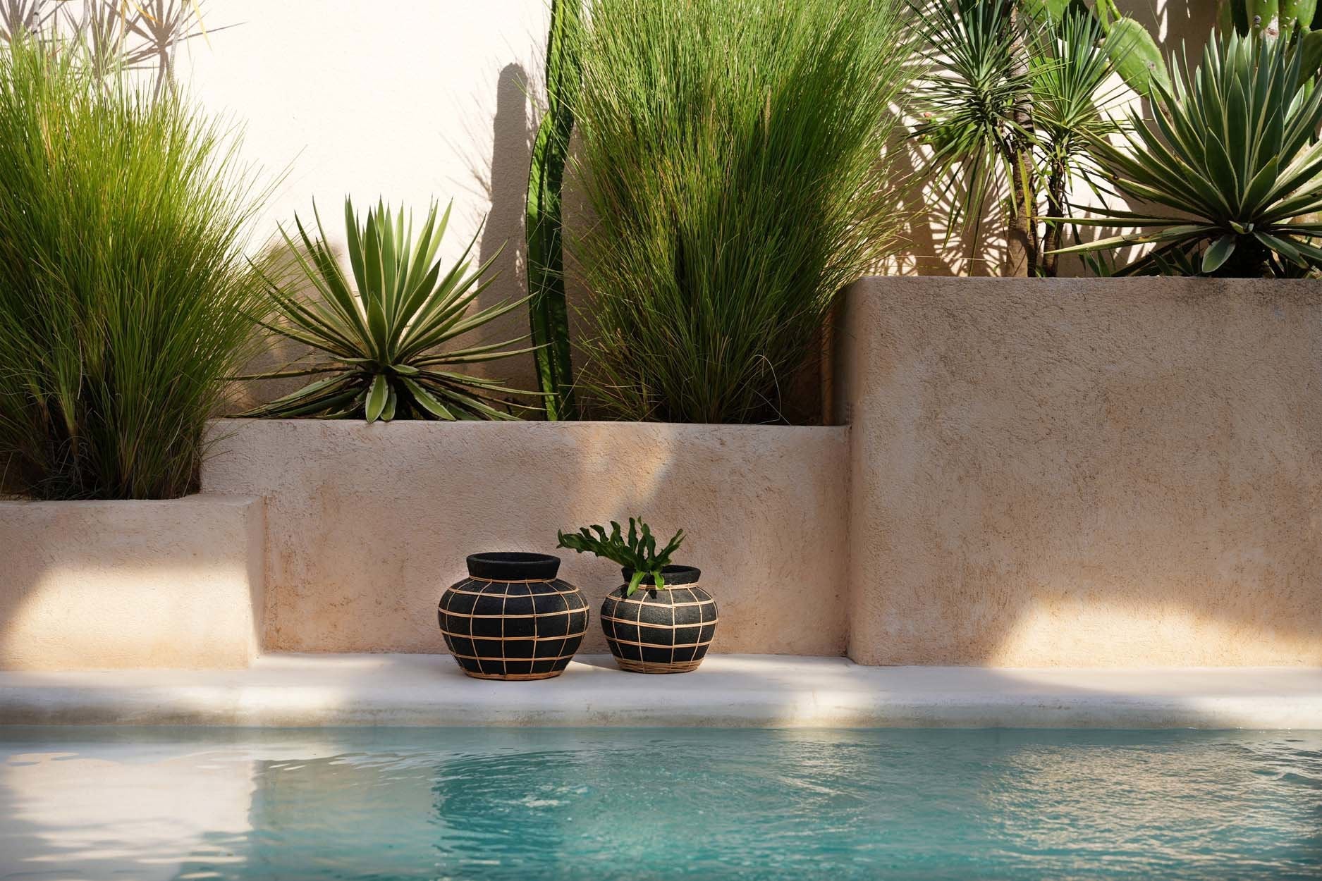 Buikvaas M – terracotta met rattan detail in zwart naturel