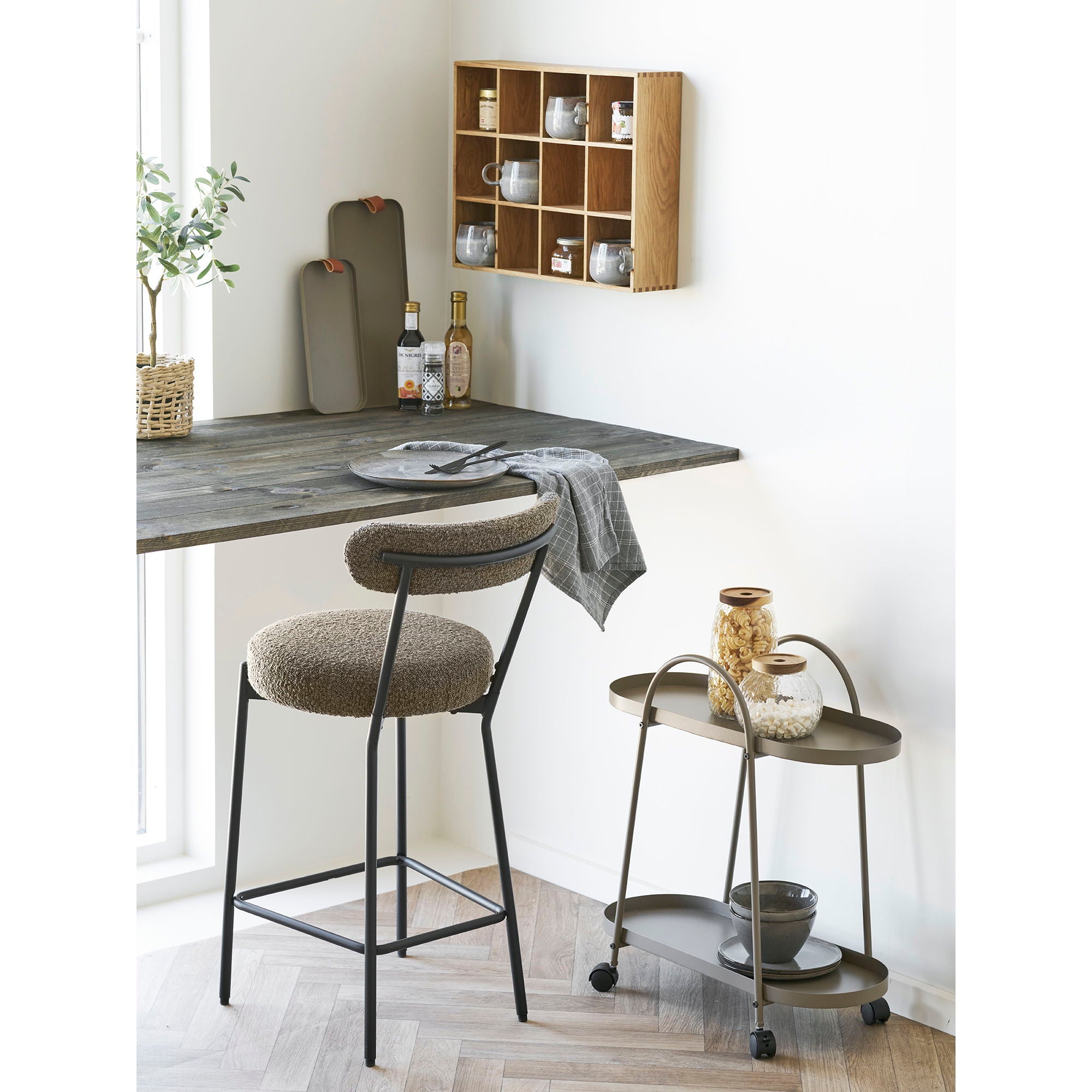 Barkruk Badalona – luxe bouclé in warme bruintint met zwarte poten