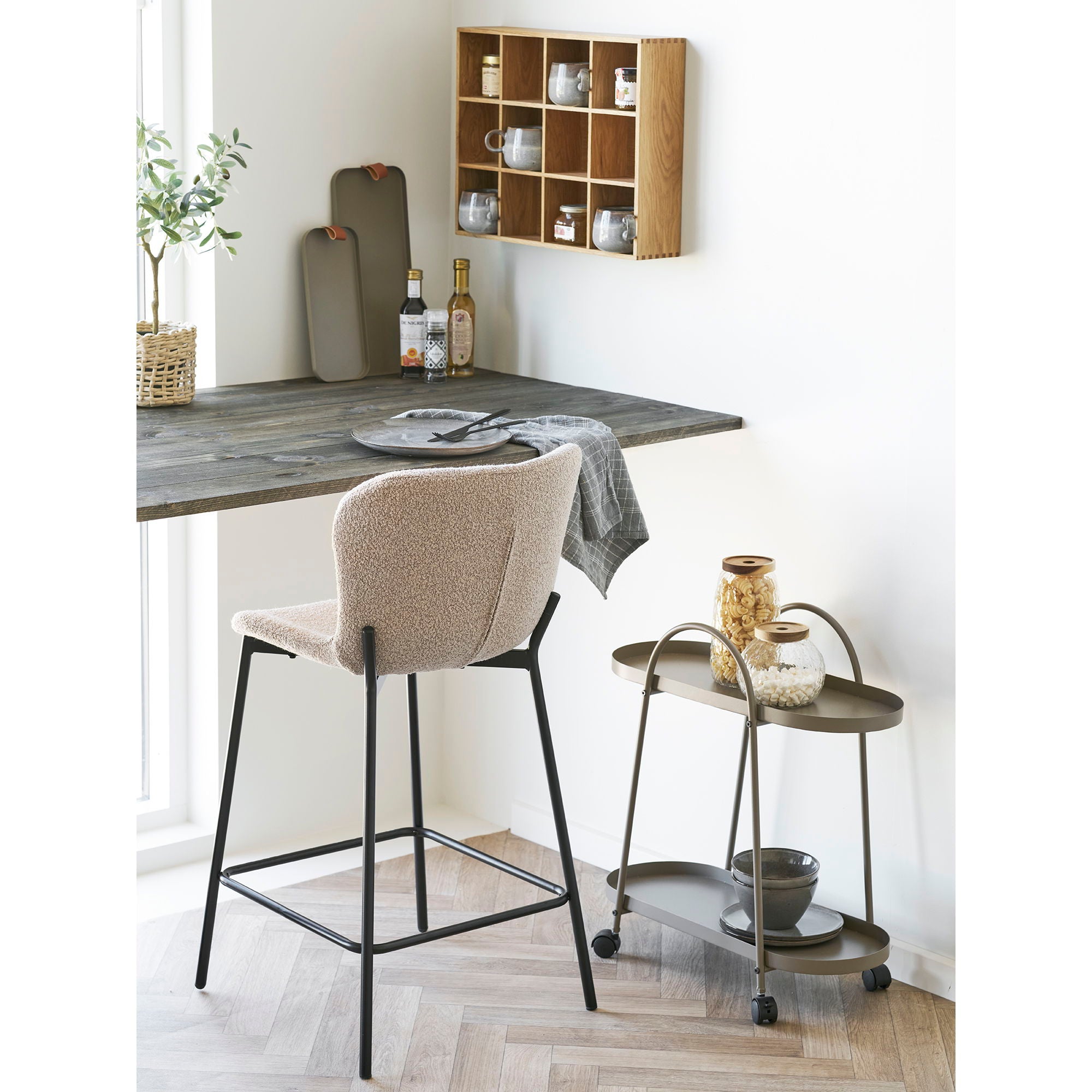 Barstoel Maceda – bouclé stof in beige met zwarte poten (Set van 2)