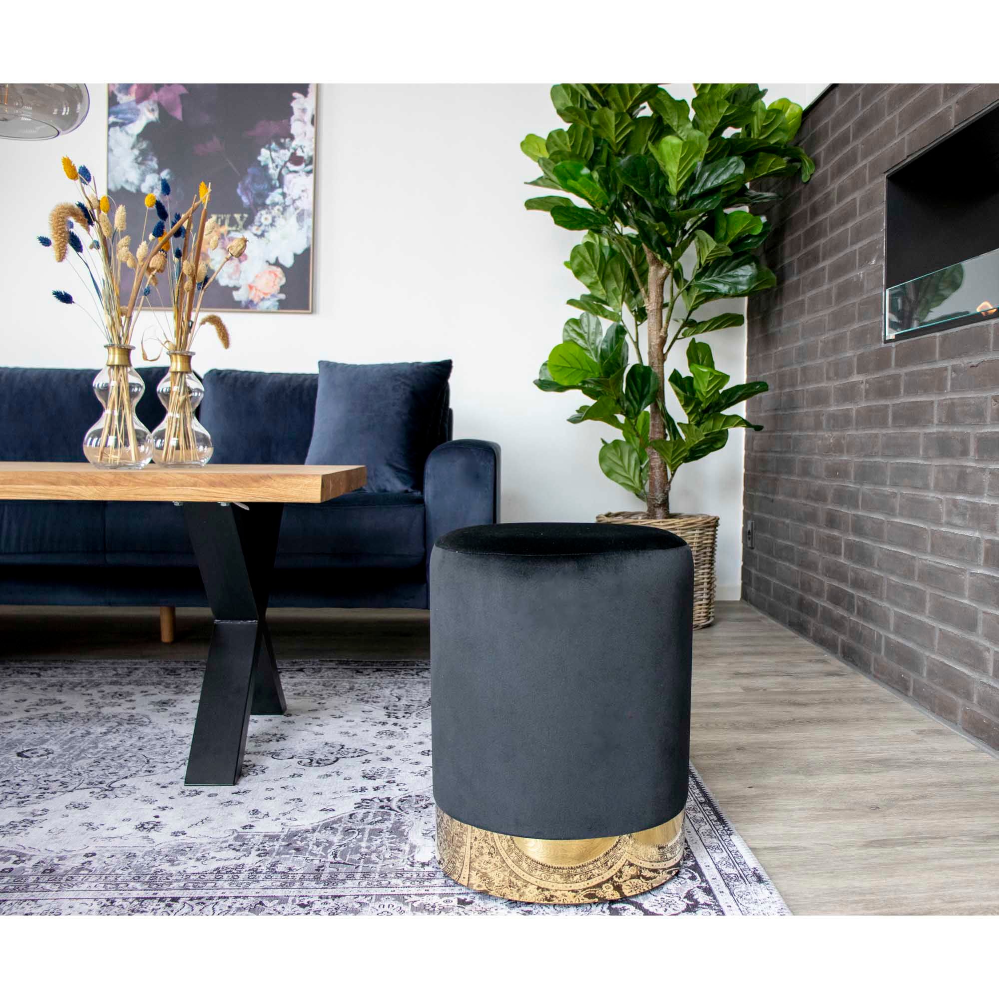 Gamby Poef - Poef in zwart fluweel met een stalen basis in messingkleur HN1207