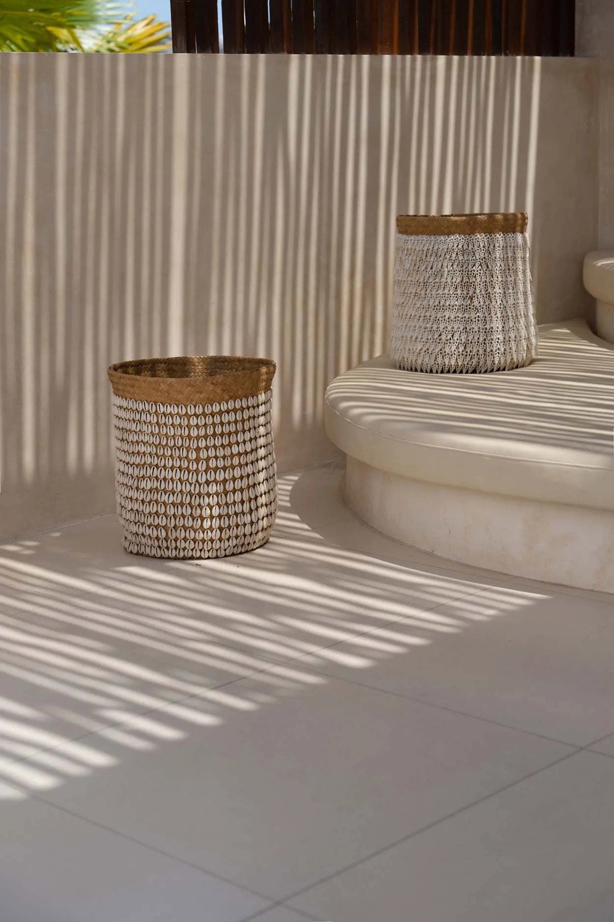 Mand Pandan Mand #2 – handgemaakt uit pandan met schelpen in natuurlijk wit