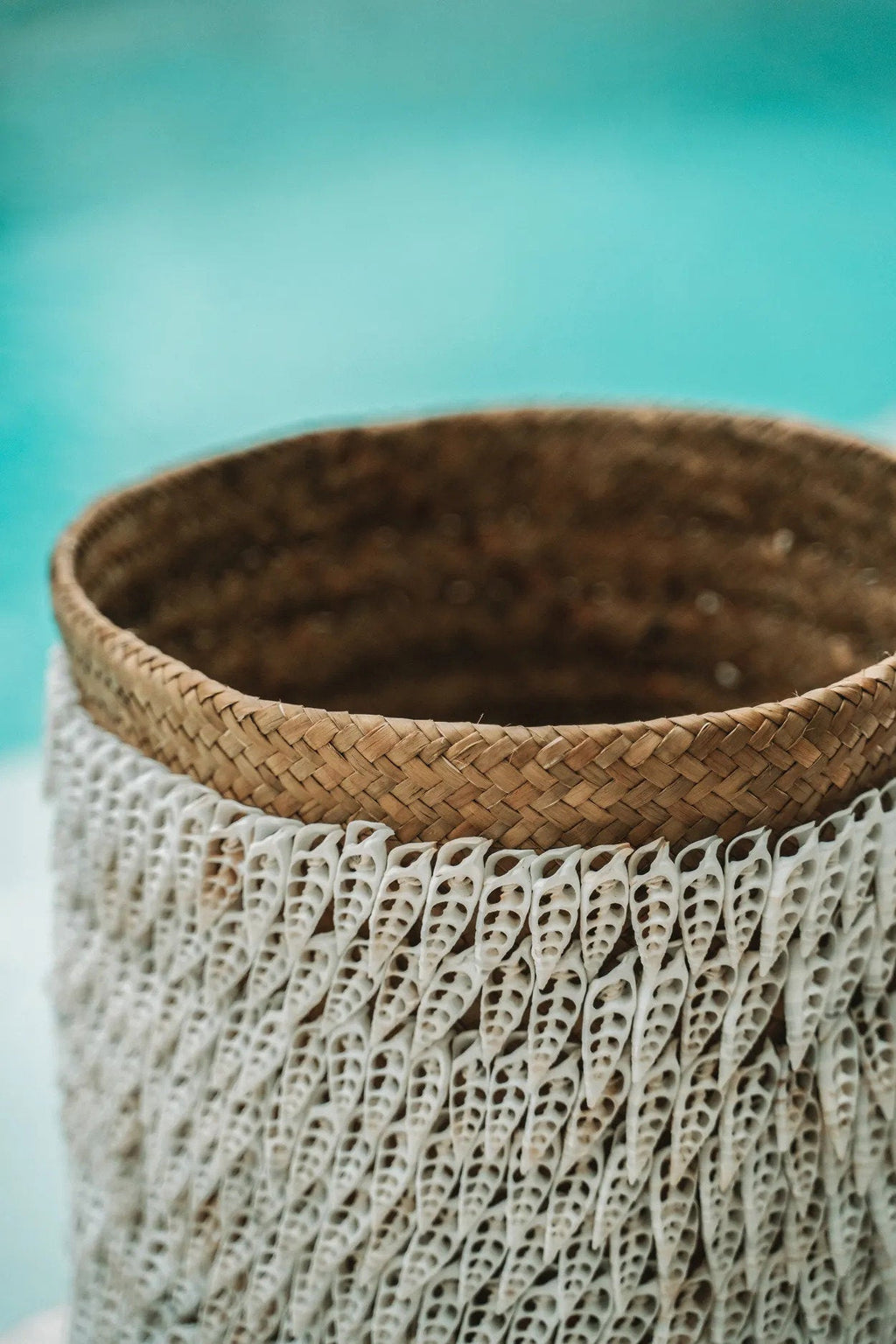 Mand Pandan Mand #2 – handgemaakt uit pandan met schelpen in natuurlijk wit