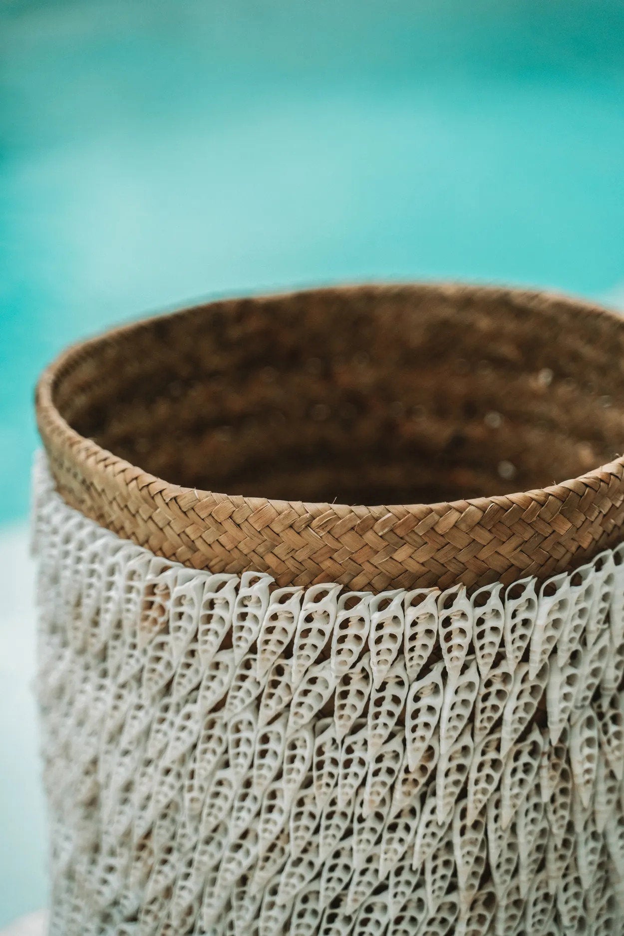 Mand Pandan Mand #2 – handgemaakt uit pandan met schelpen in natuurlijk wit