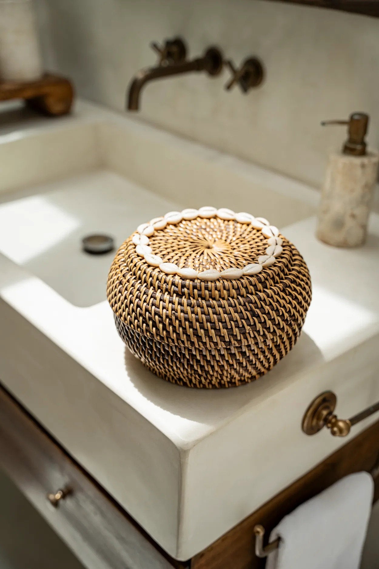 The Colonial Peek-a-Boo Basket - Medium