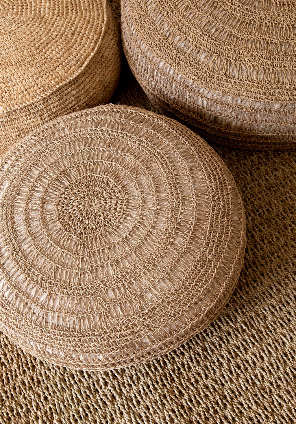 Zitpoef Raffia – handgeweven raffia in natuurlijke tinten
