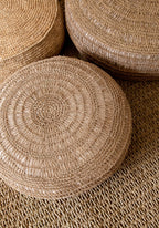 Zitpoef Raffia – handgeweven raffia in natuurlijke tinten
