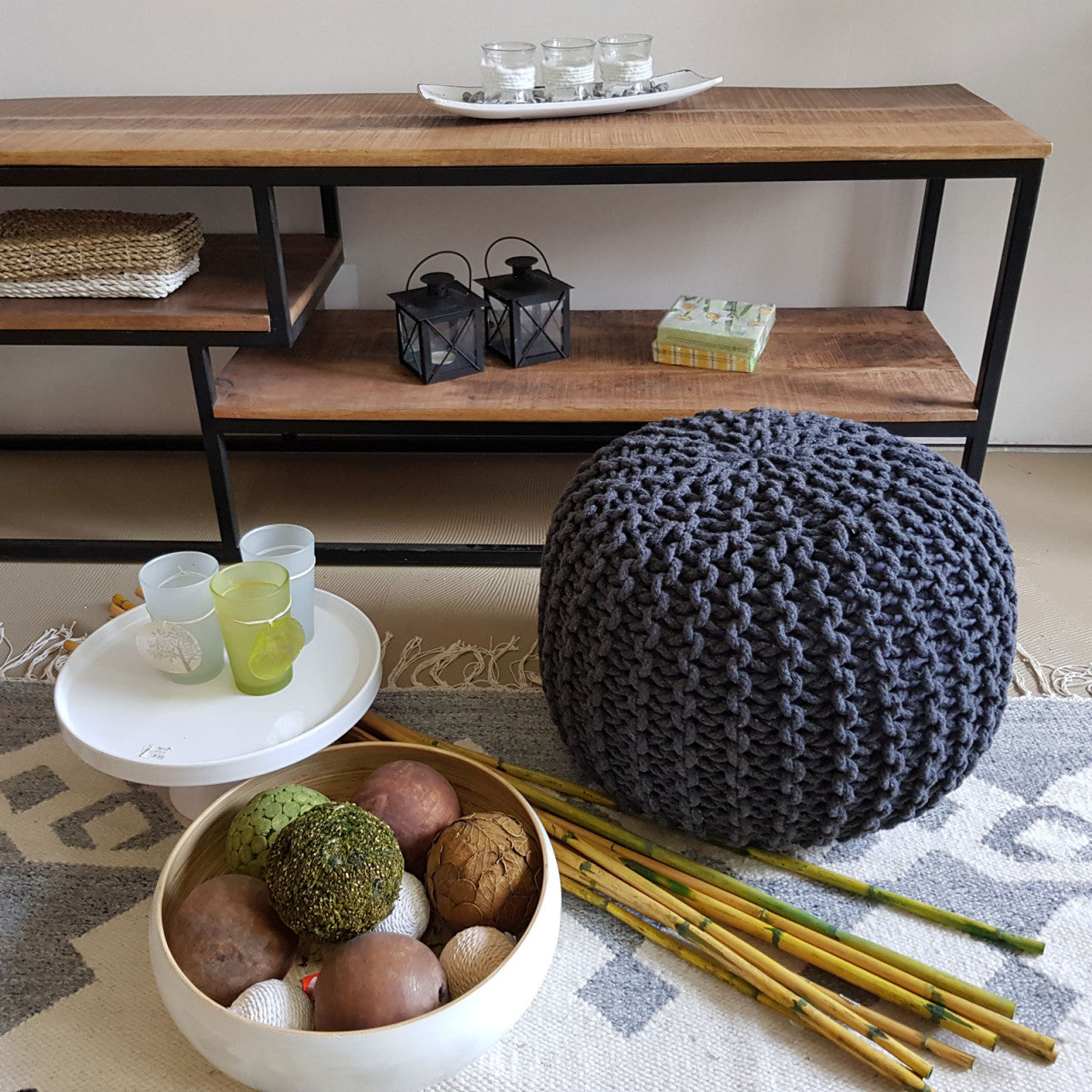 Strickhocker pouf – chunky knitted pouf made of recycled cotton in black and anthracite