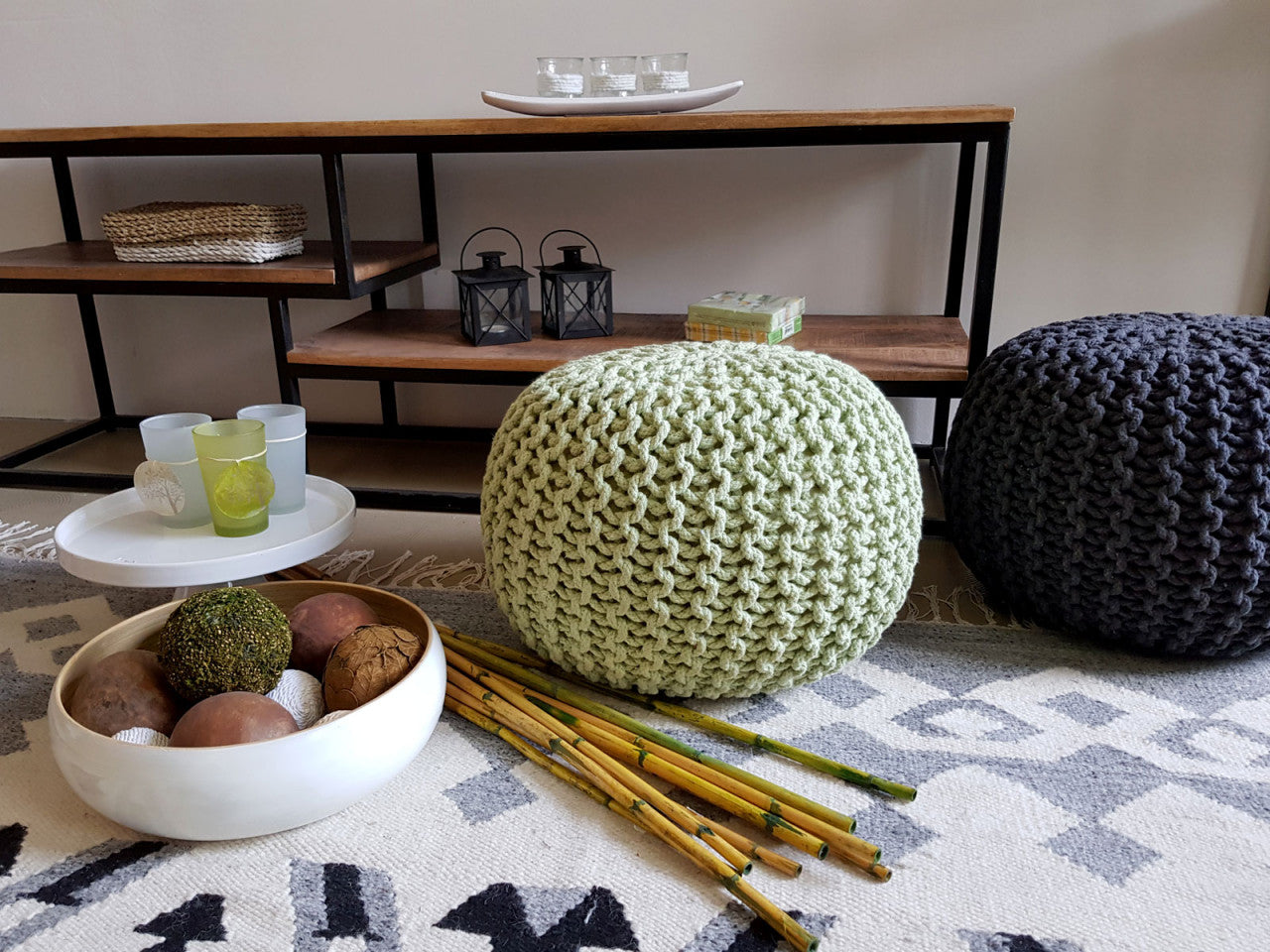 Strickhocker pouf – chunky knitted pouf made of recycled cotton in black and anthracite