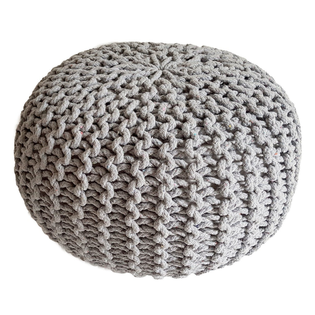 Zitpoef Strickhocker – handgebreide poef in lichtgrijs