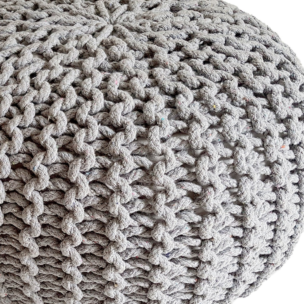 Zitpoef Strickhocker – handgebreide poef in lichtgrijs