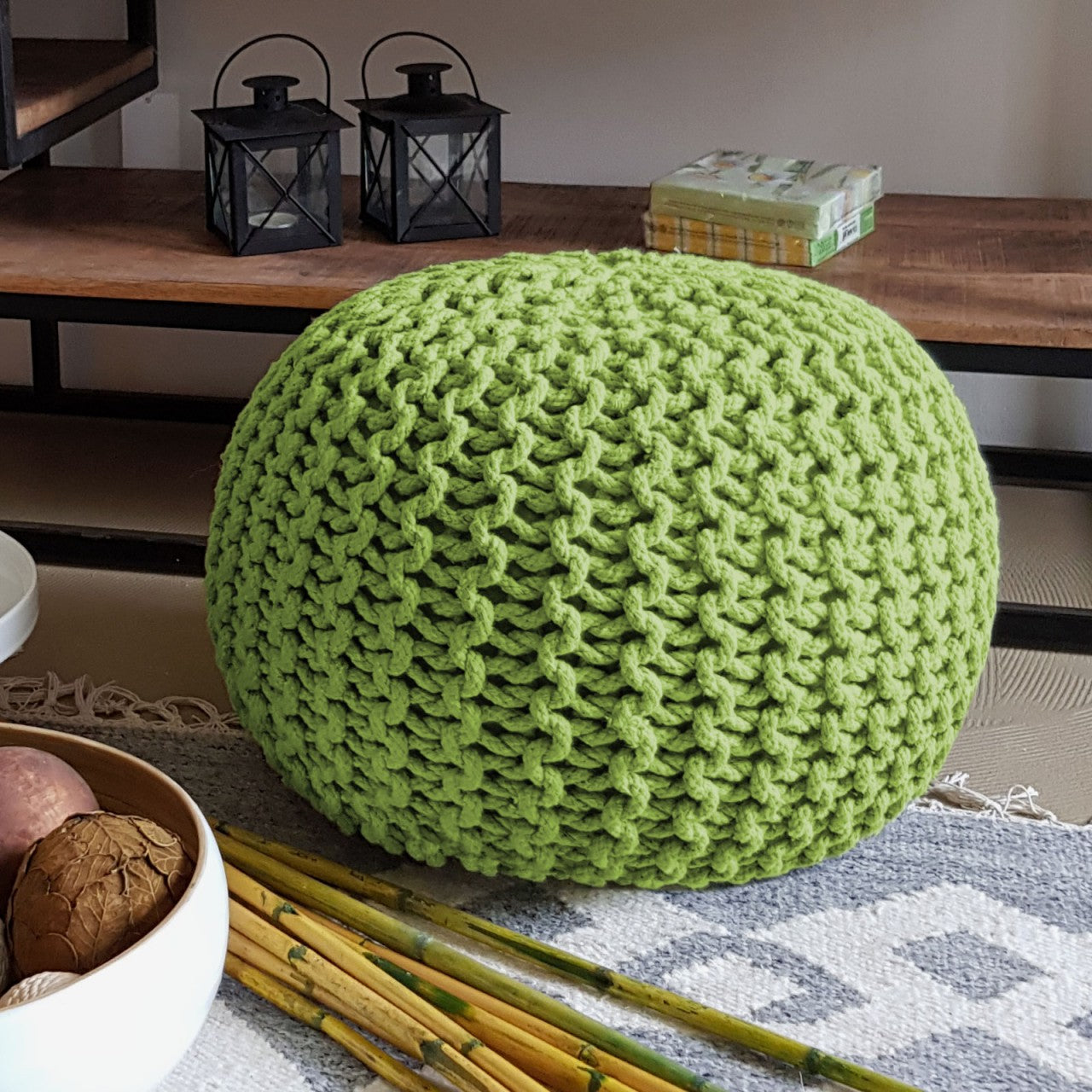 Strickshocker pouf – chunky knit pouf in vibrant neon accents