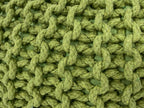 Zitpoef Strickhocker – grofgebreide pouf in levendige neonaccenten