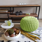 Zitpoef Strickhocker – grofgebreide pouf in levendige neonaccenten