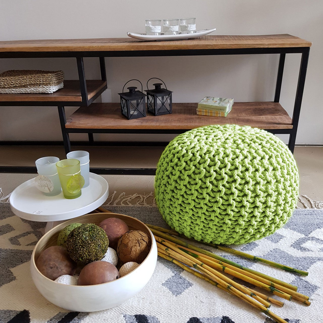 Strickshocker pouf – chunky knit pouf in vibrant neon accents