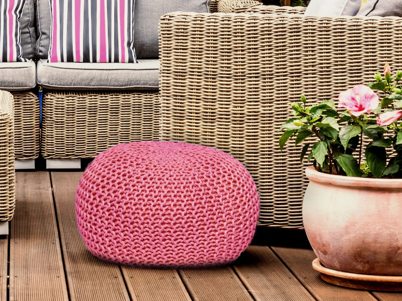 Mira pouf – chunky knitted pouf made of recycled plastic in nine colours