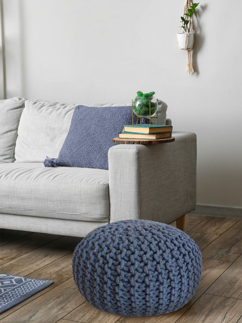 Zitpoef Nola – grofgebreide poef van gerecycled katoen in blauw