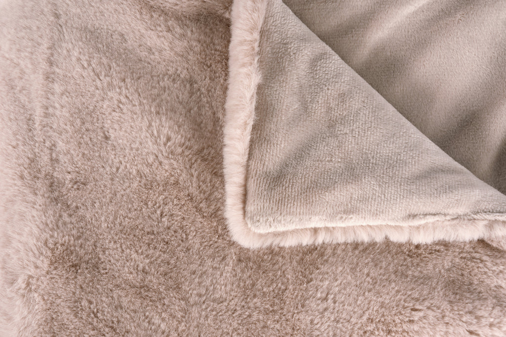 Aimee pillow and blanket set – 2-piece in taupe