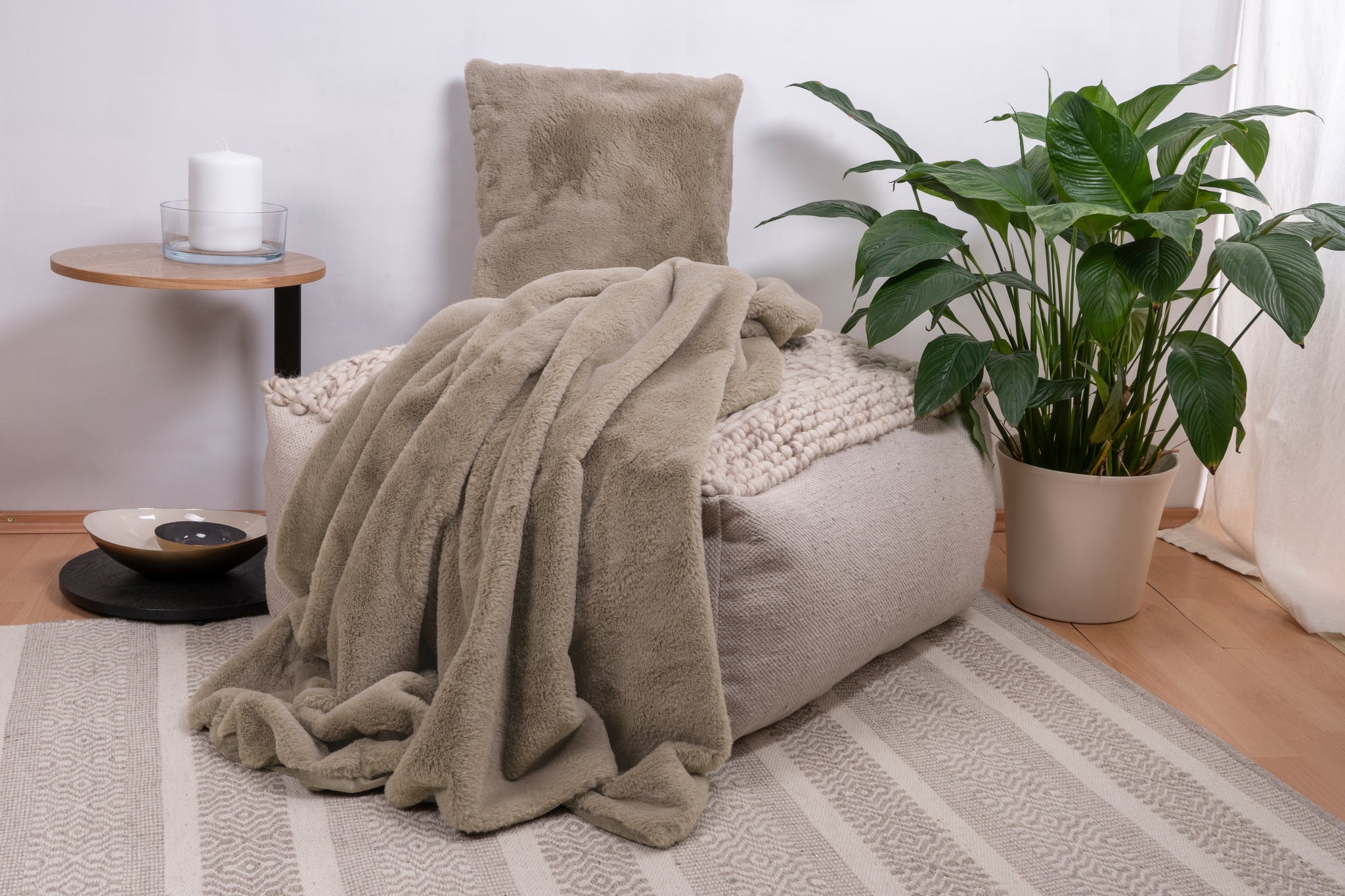 Aimee pillow and blanket set – 2-piece in taupe