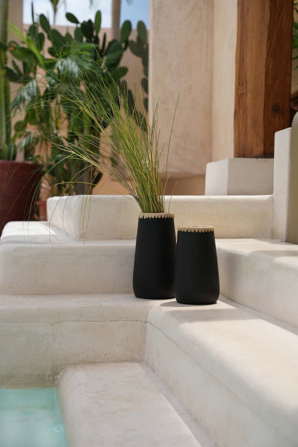 Sneaky vase – terracotta with raffia details in black