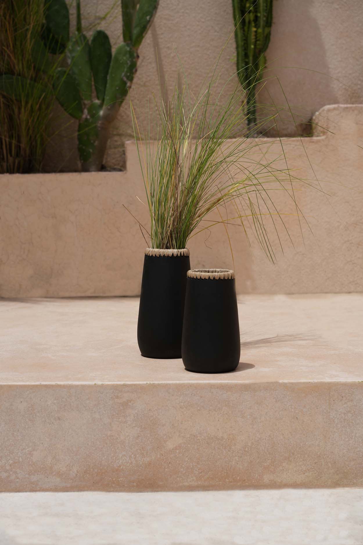Sneaky vase – terracotta with raffia details in black