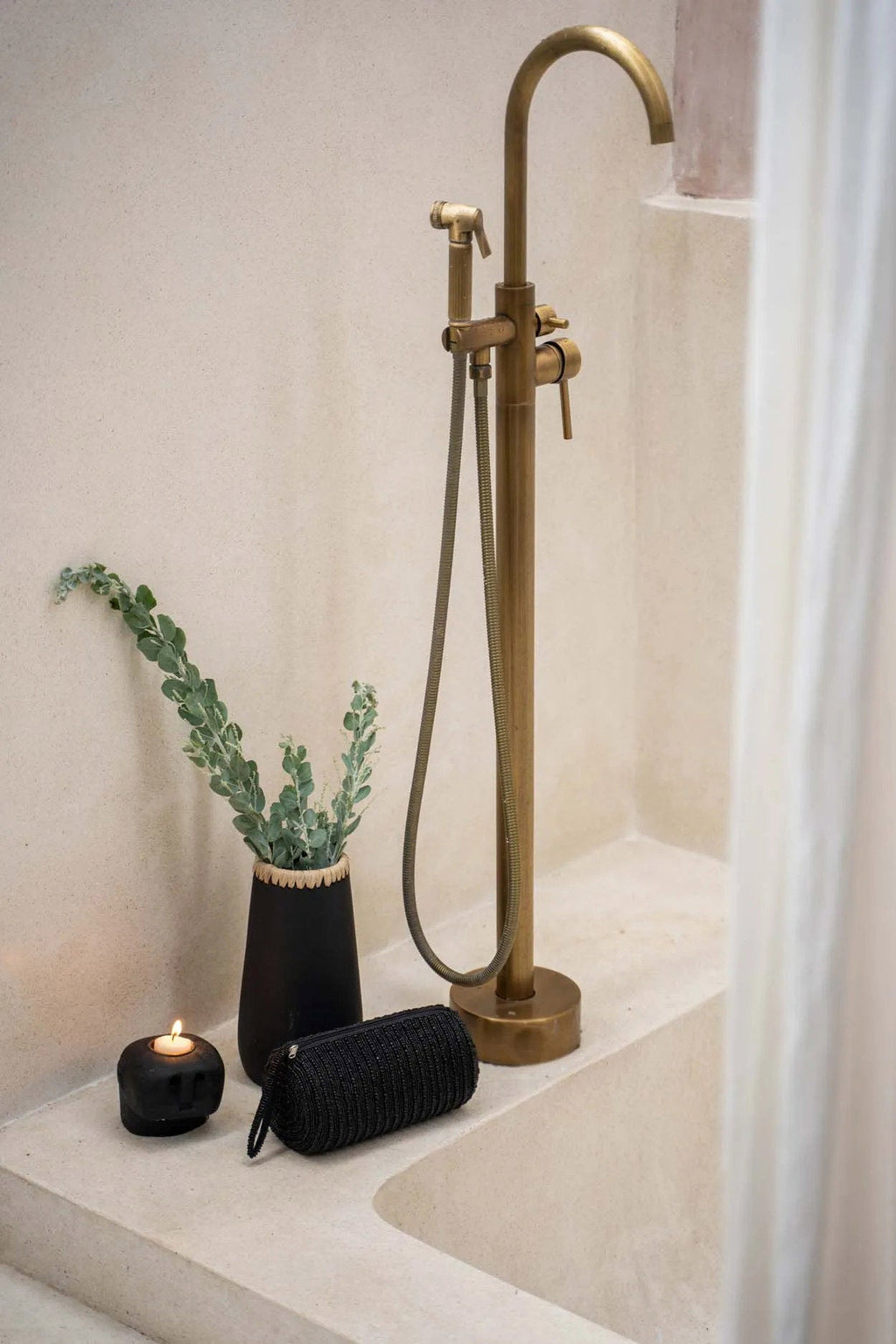 Sneaky vase – terracotta with raffia details in black