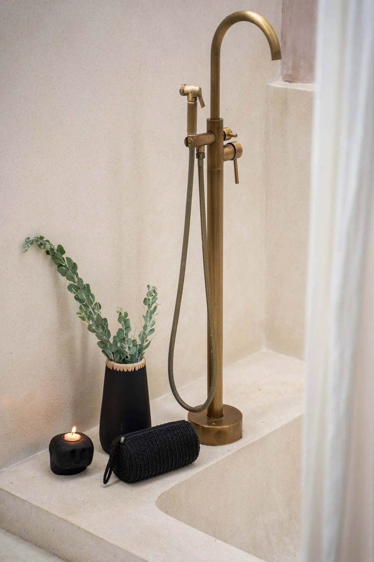 Sneaky vase – terracotta with raffia details in black
