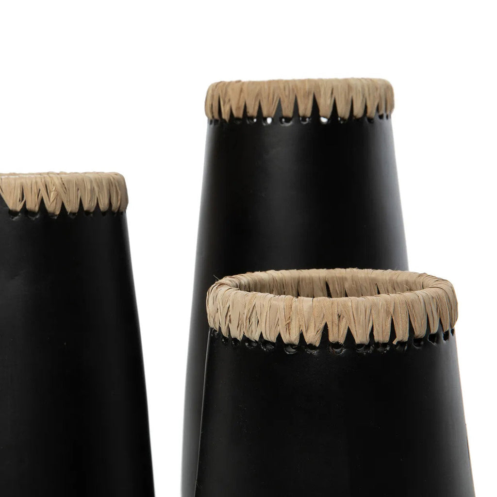 Sneaky vase – terracotta with raffia details in black