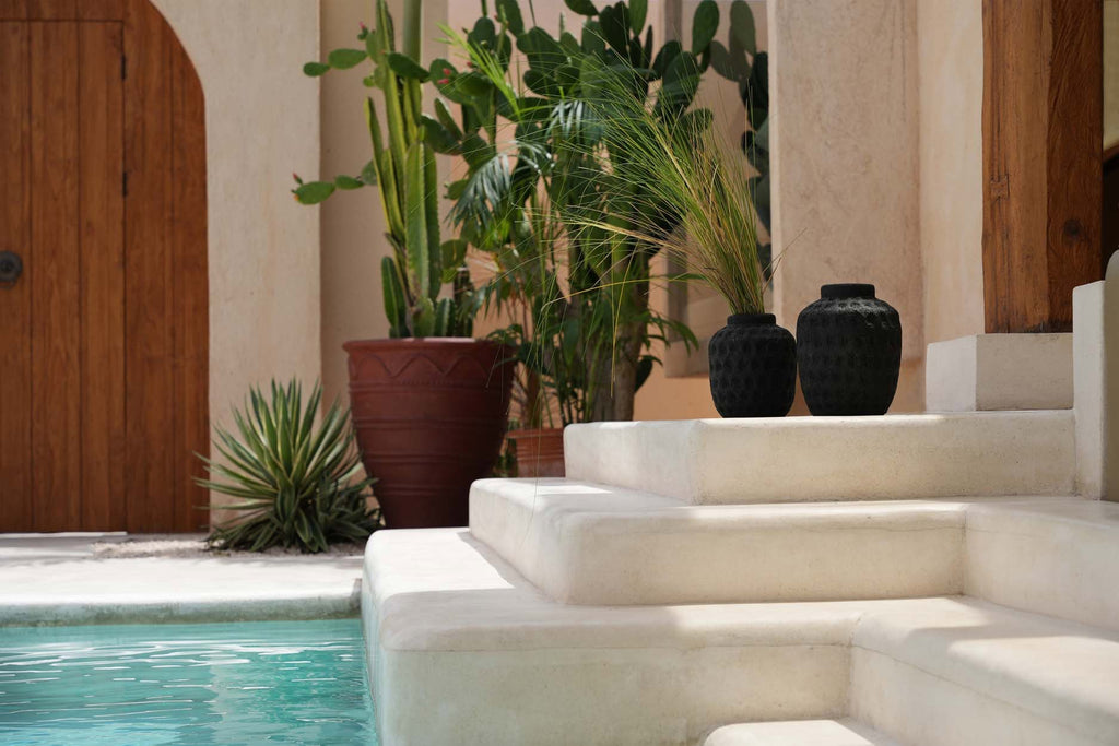 Vaas Peaky – terracotta in diepzwart met eigentijds design