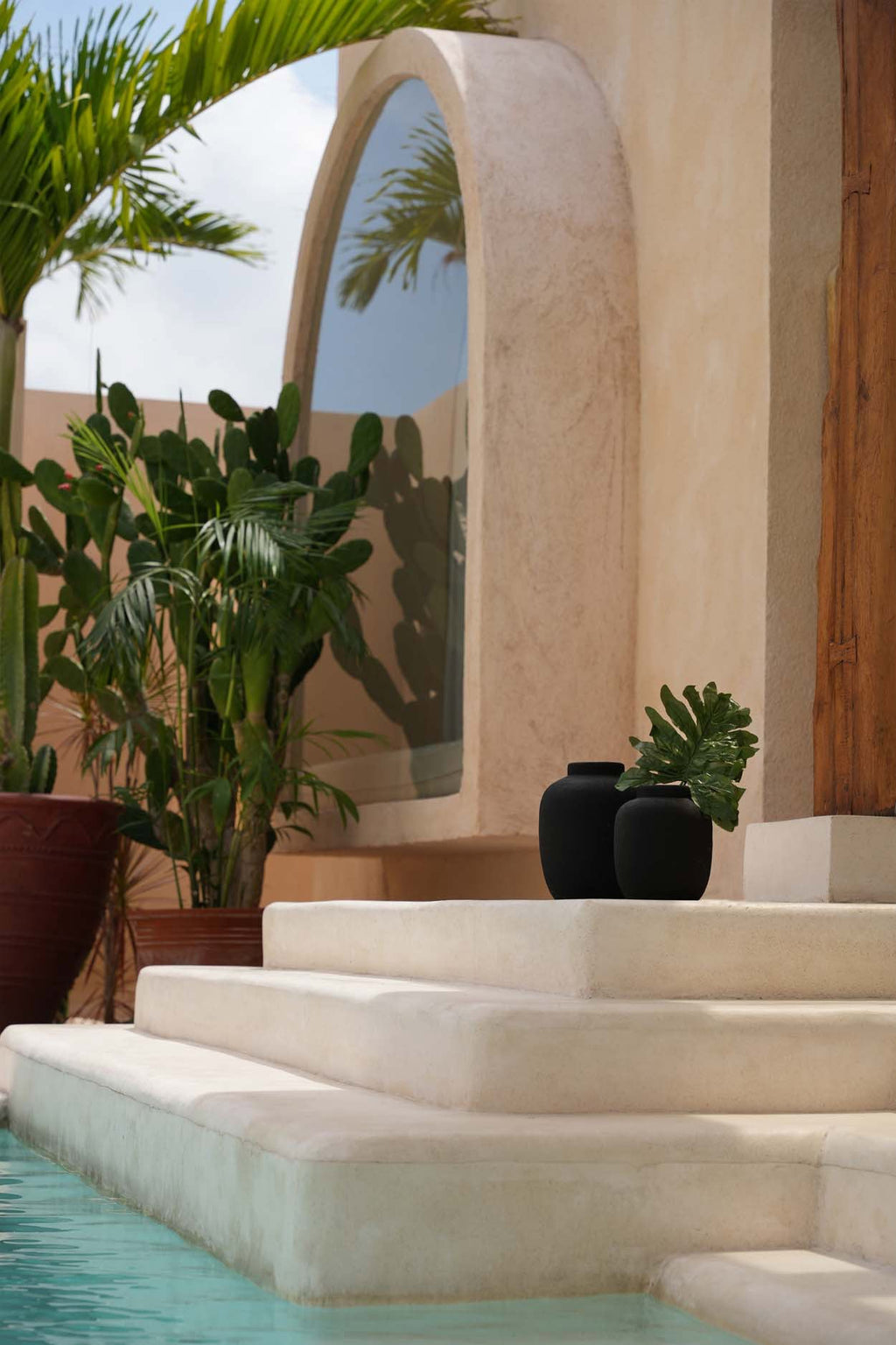 Vaas Peaky – terracotta in elegant zwart