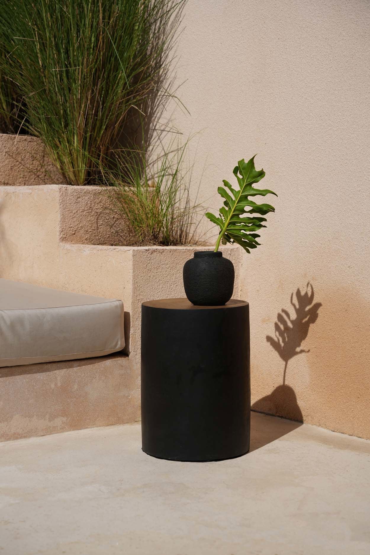 Peaky Vase – terracotta in black with elegant texture contrast