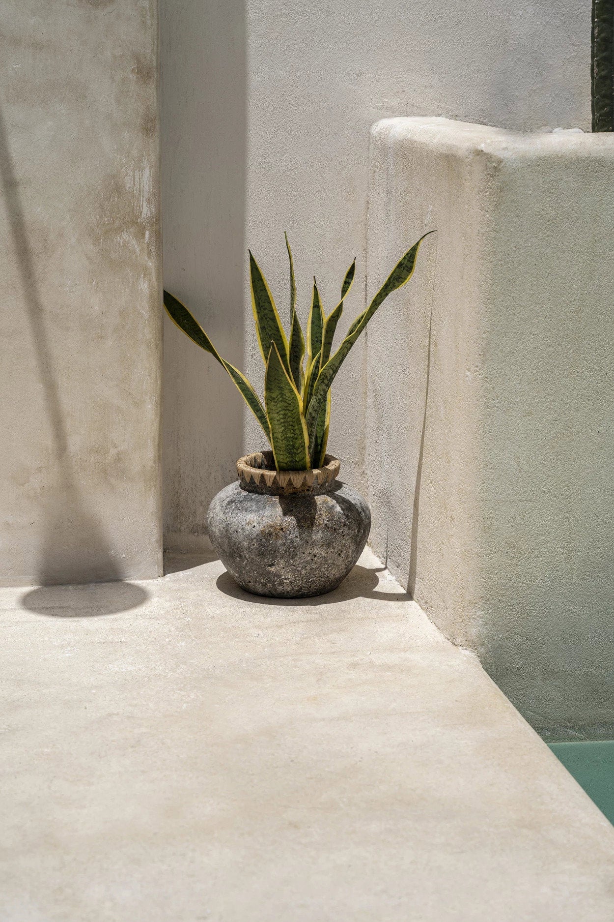 Vase Styly – terracotta artwork in antique gray with raffia detail