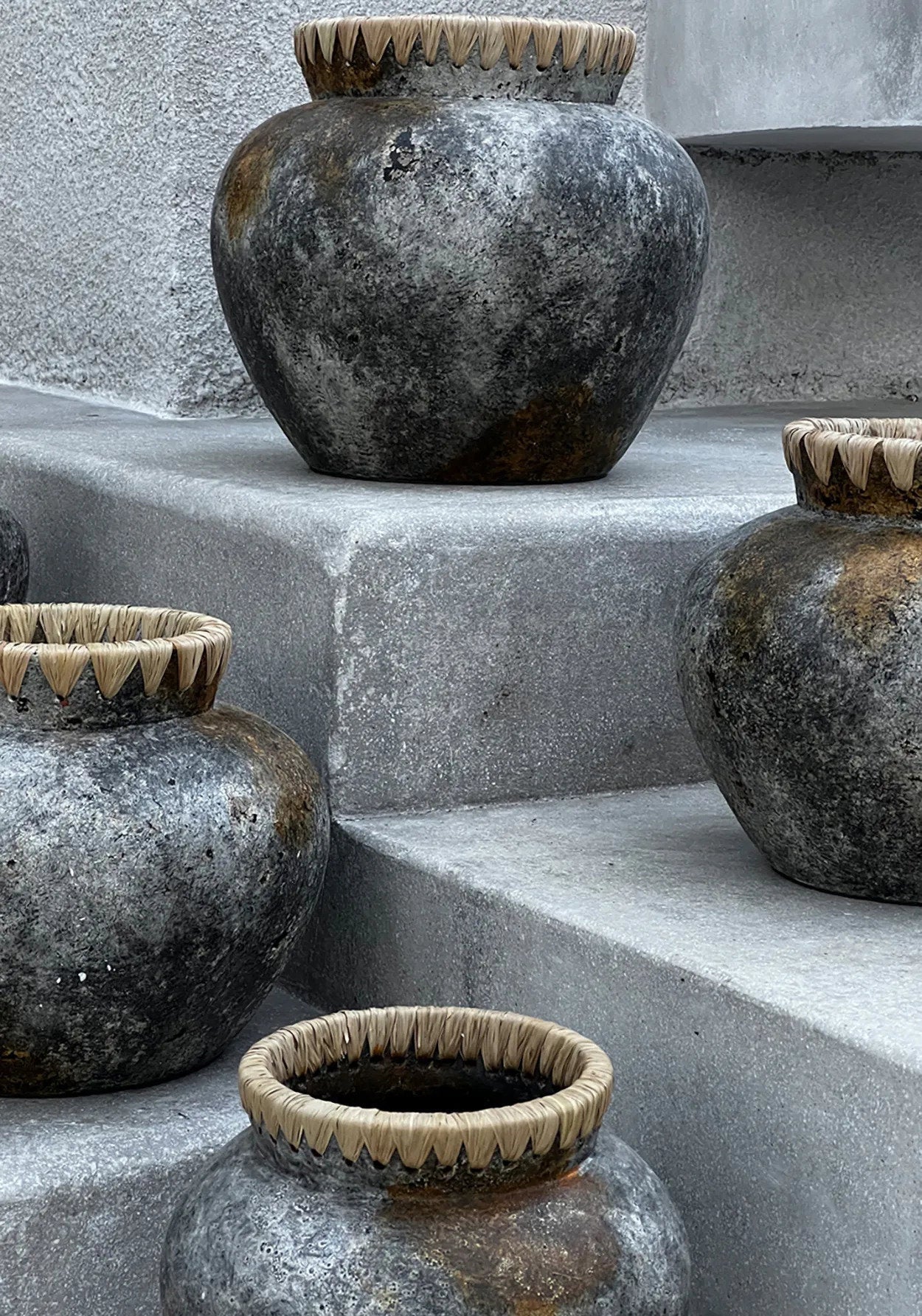 Vase Styly – terracotta artwork in antique gray with raffia detail