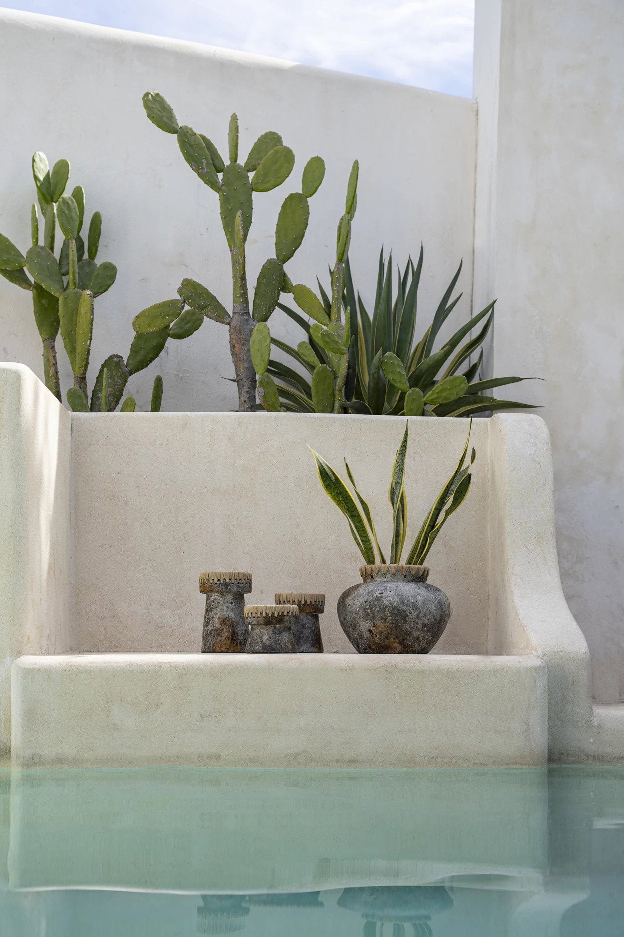 Vase Styly – terracotta artwork in antique gray with raffia detail