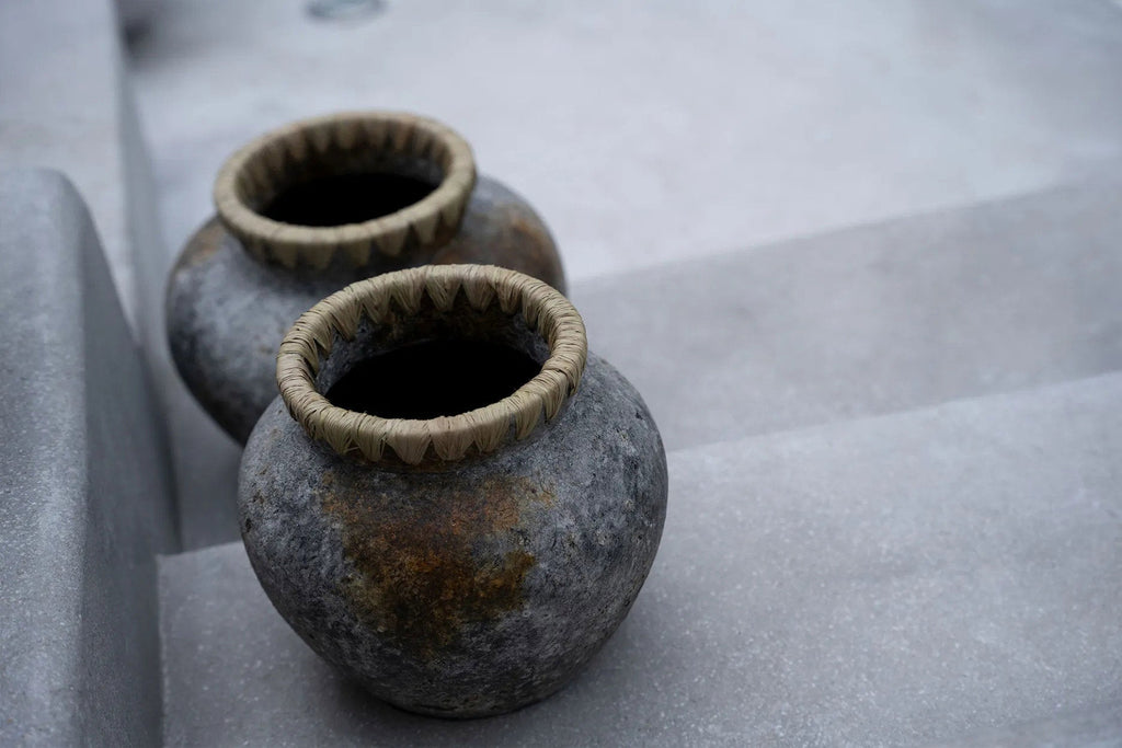 Vase Styly – terracotta artwork in antique gray with raffia detail