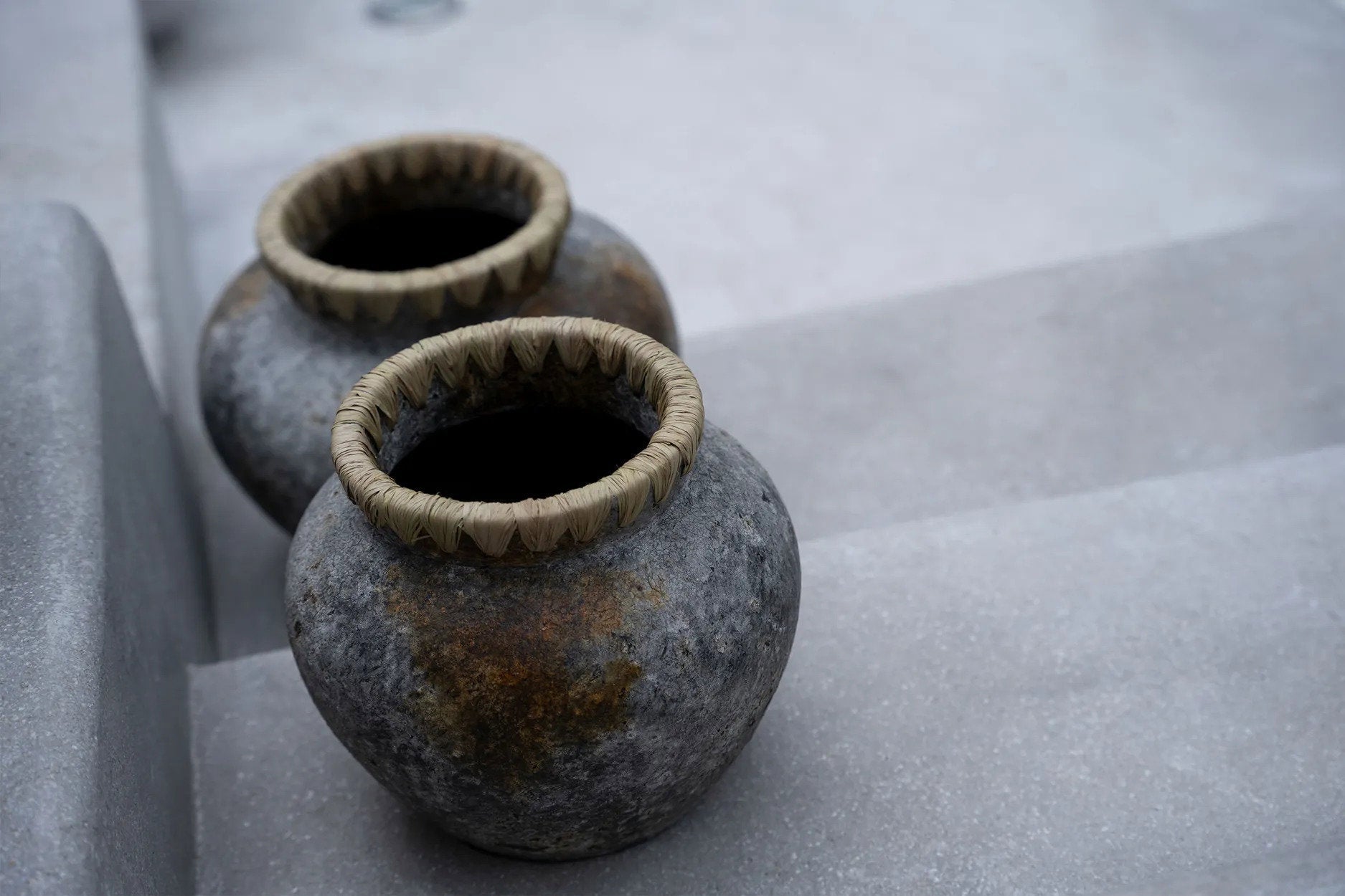 Vase Styly – terracotta artwork in antique gray with raffia detail