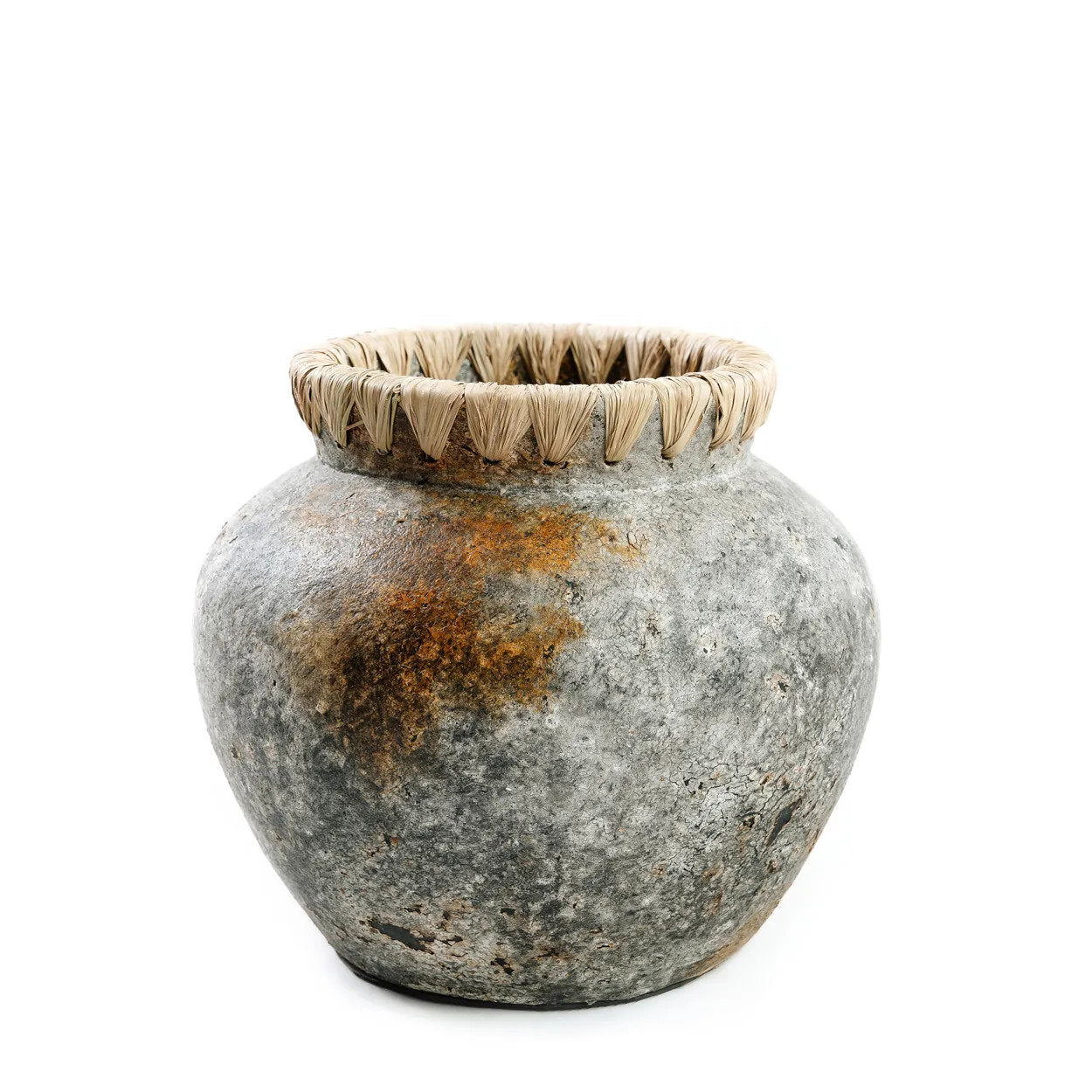 Styly vase – antique gray terracotta with raffia details