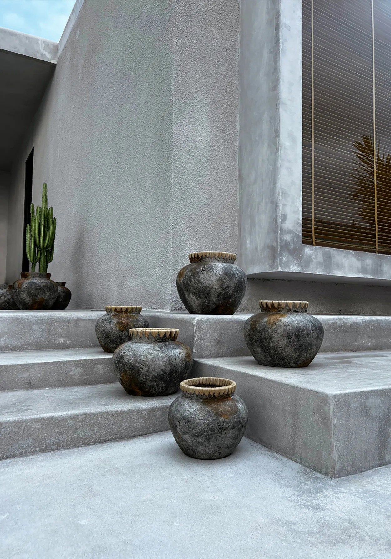 Styly vase – antique gray terracotta with raffia details