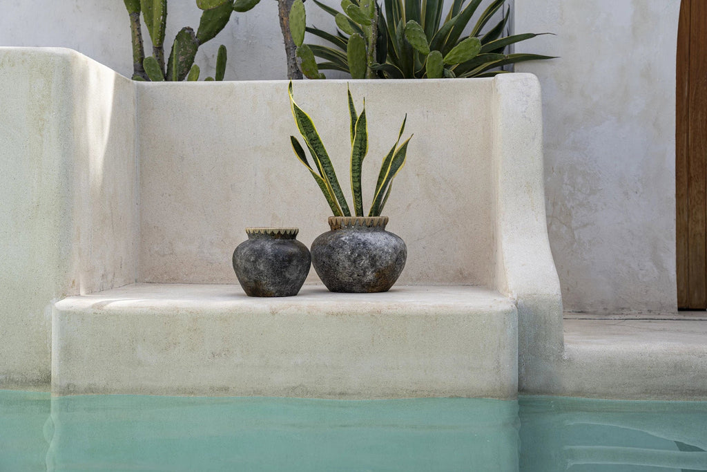 Styly vase – antique gray terracotta with raffia details