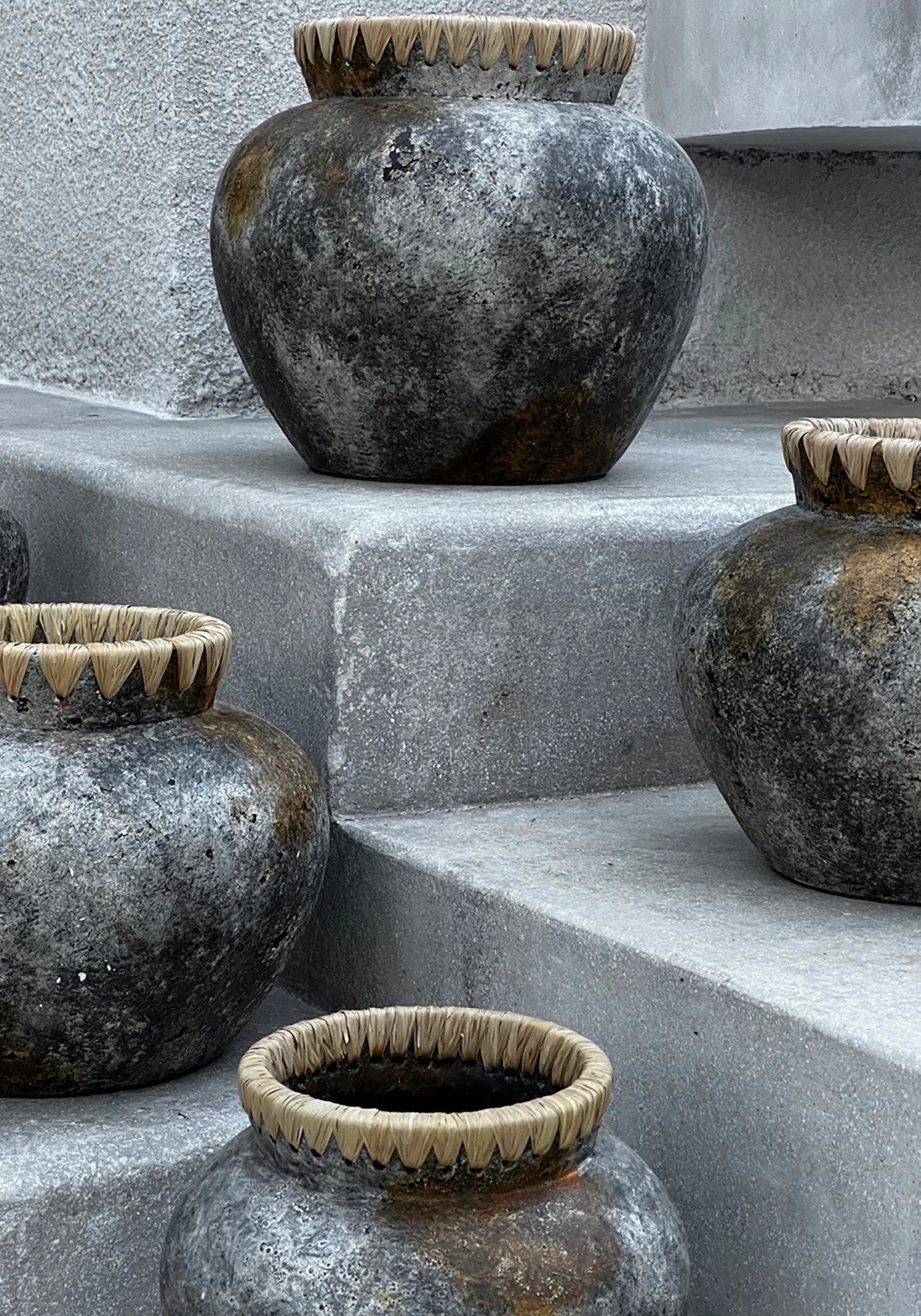 Styly vase – antique gray terracotta with raffia details