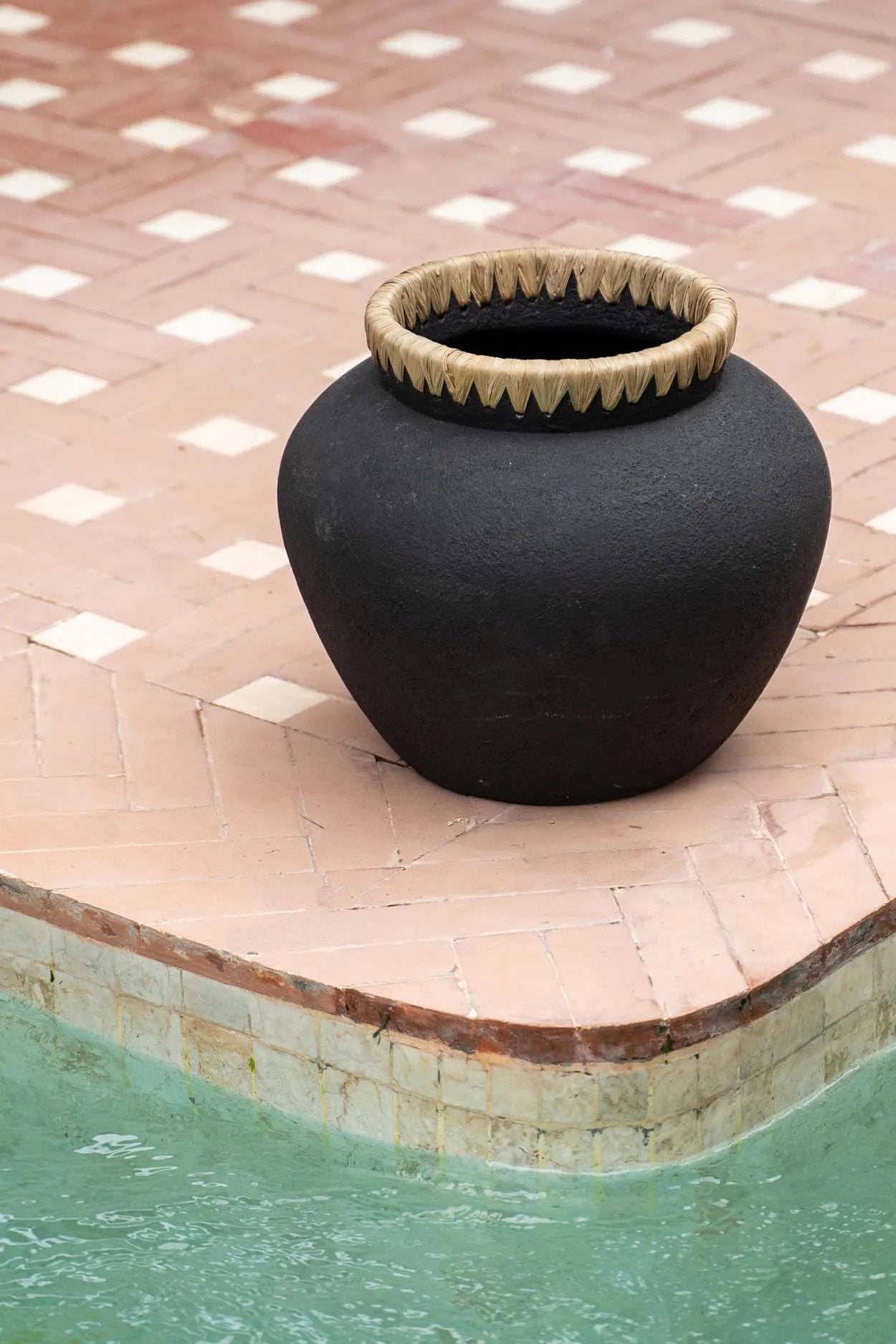 Vase De Styly – terracotta with raffia in black natural