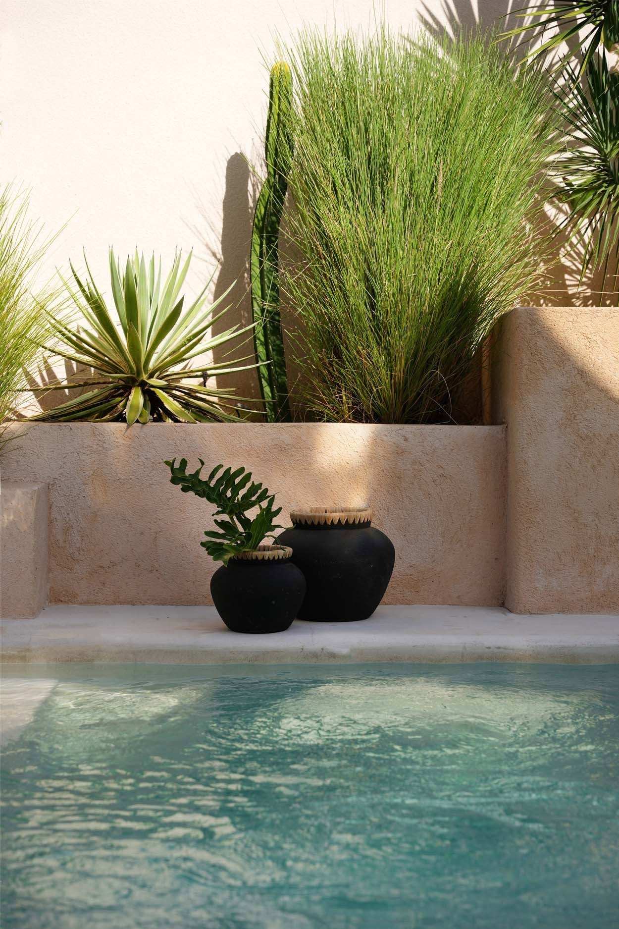 Vase De Styly – terracotta with raffia in black natural
