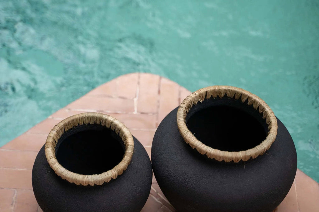 Vase De Styly – terracotta with raffia in black natural