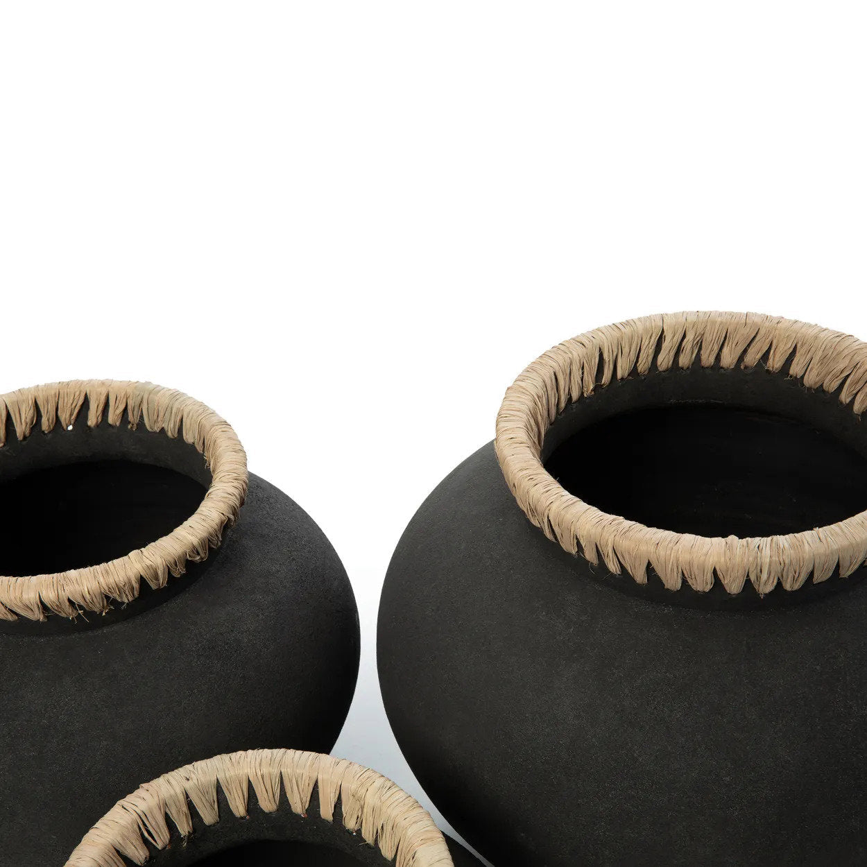 Vase De Styly – terracotta with raffia in black natural