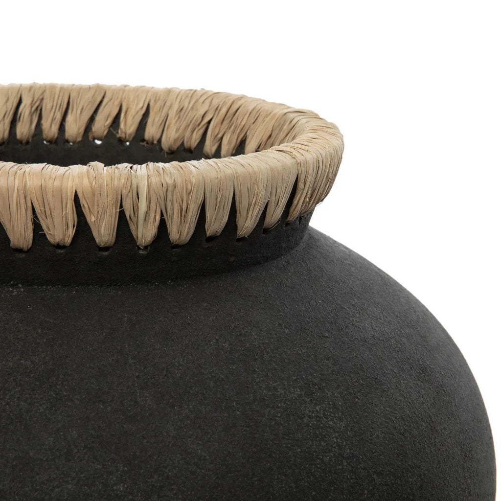 Vase De Styly – terracotta with raffia in black natural