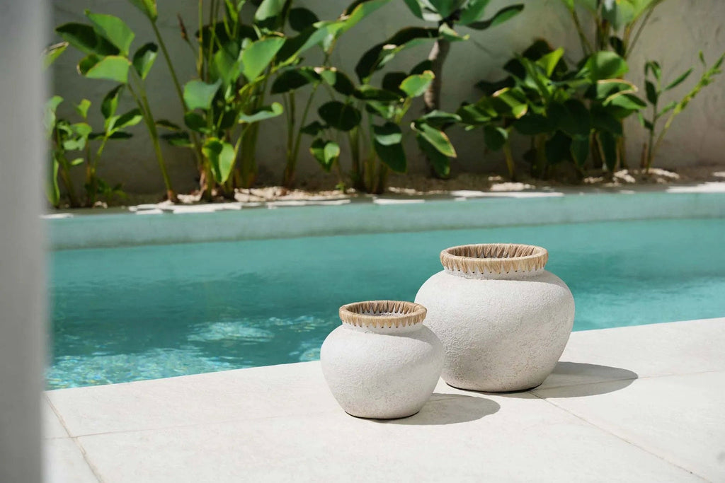Vaas Beton Natuurlijk – terracotta met raffia detail in lichte tint