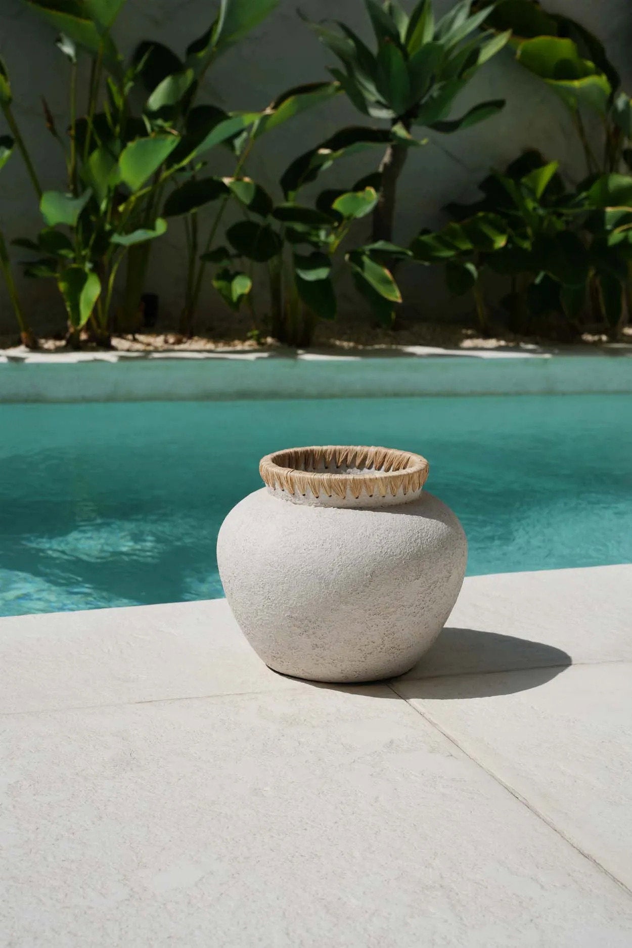 Vase Styly - terracotta with raffia in a natural shade