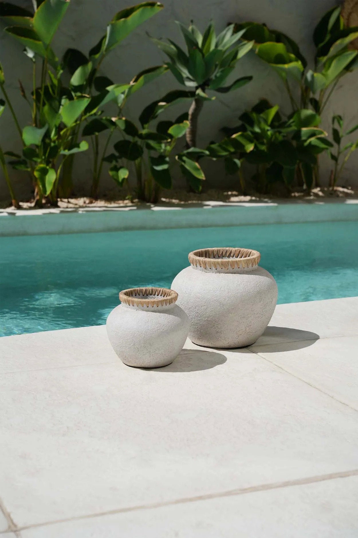 Vase Styly - terracotta with raffia in a natural shade