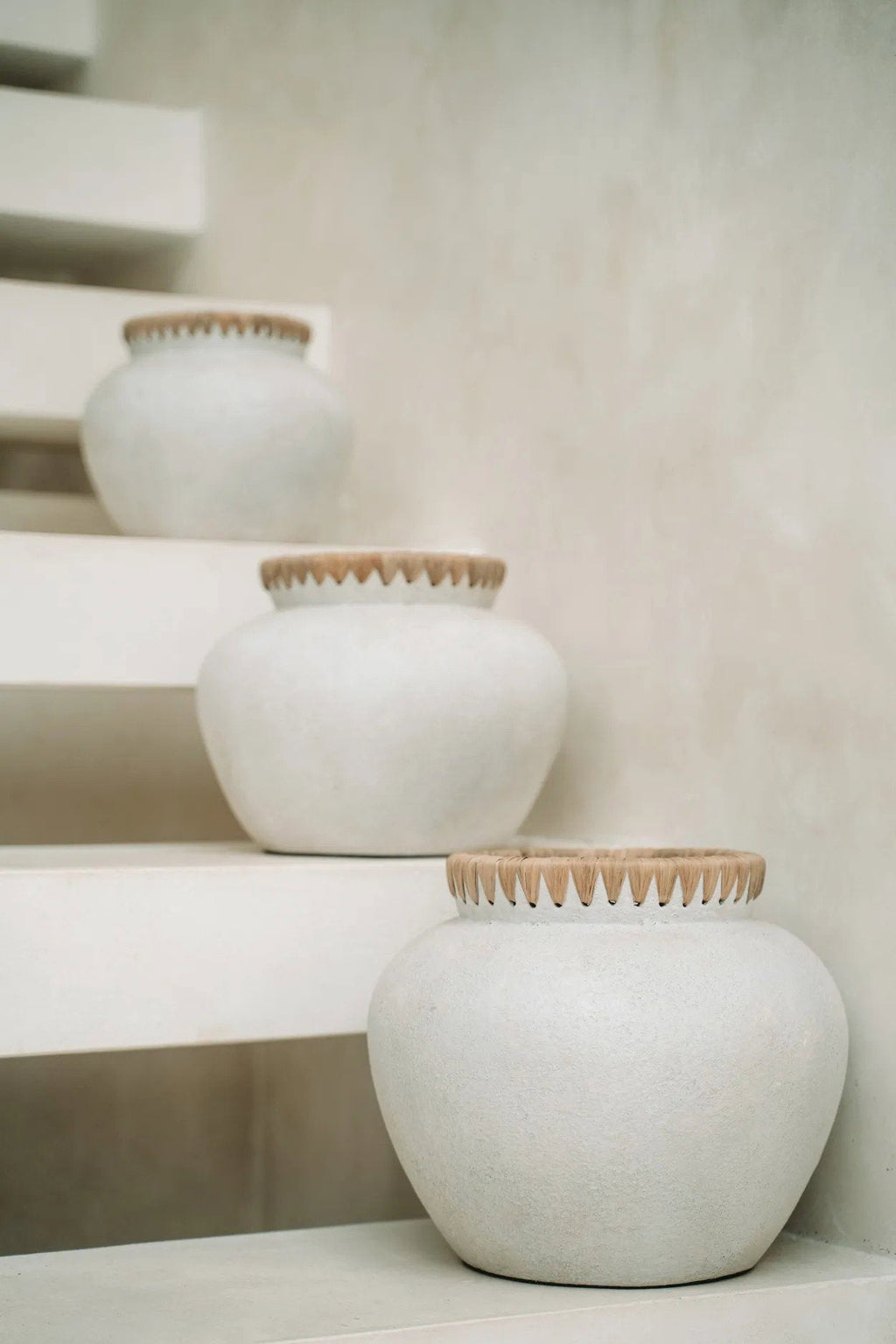 Vase Styly - terracotta with raffia in a natural shade