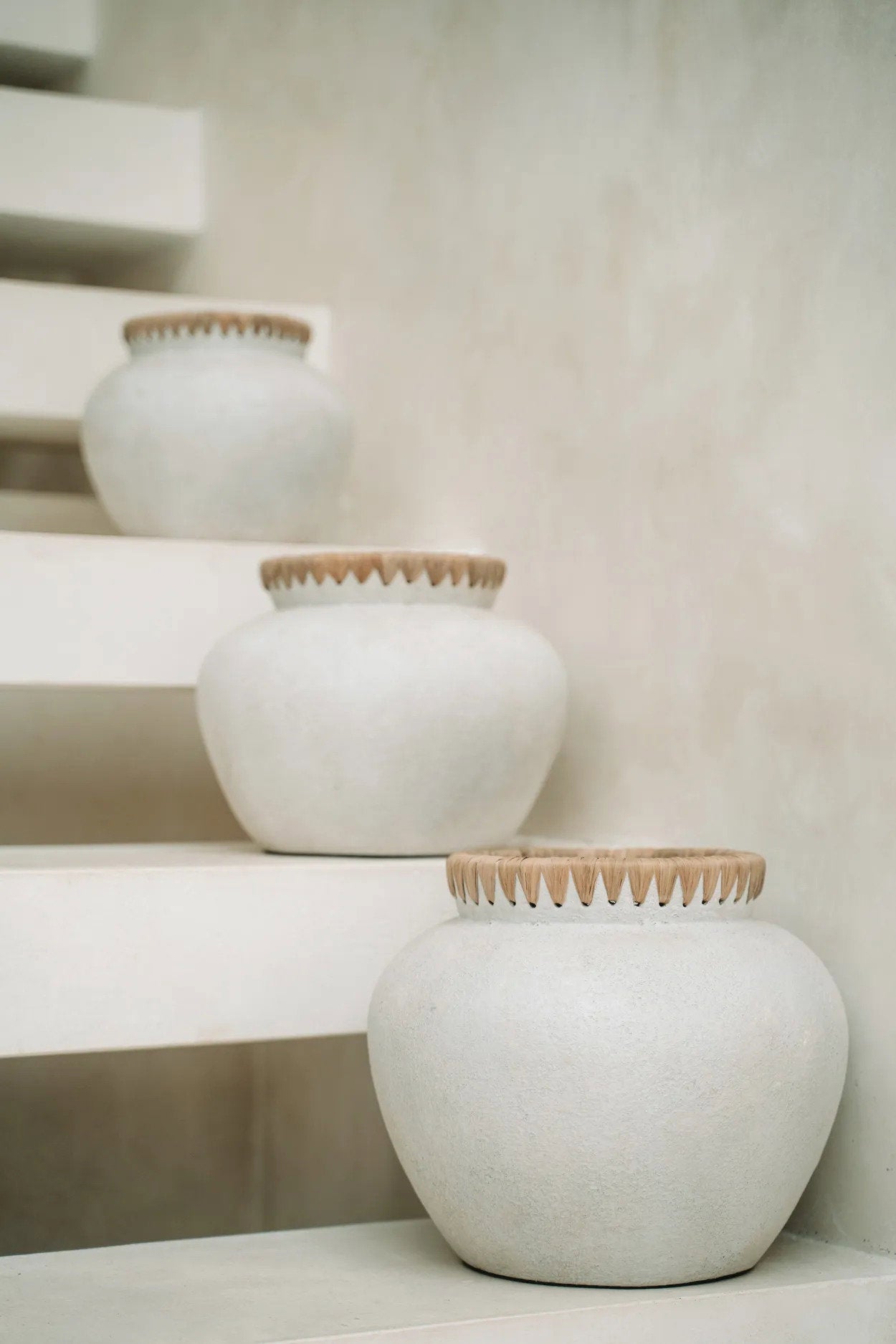 Vase Styly - terracotta with raffia in a natural shade